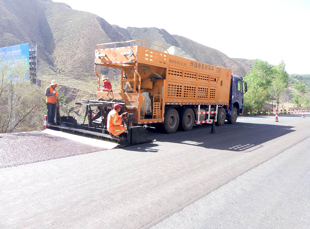 2017年甘肅國(guó)道微表處施工作業(yè)